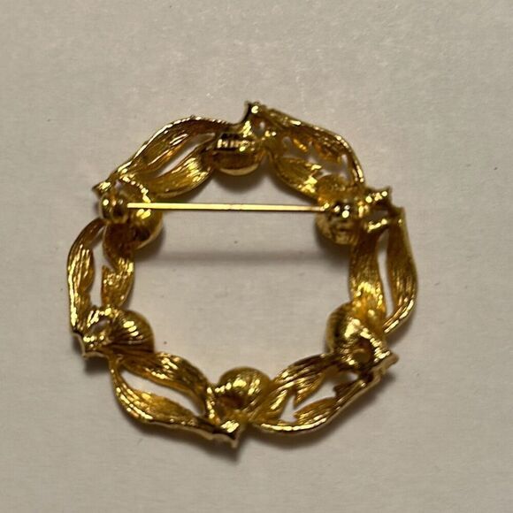 Vintage Signed DENISE Gold Tone Circle Ribbon Brooch - Picture 3 of 5